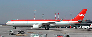 Airbus A330-300 der LTU auf dem EAP
