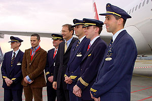 Designer Br�l� und CEO Dos� vor dem Flugzeug